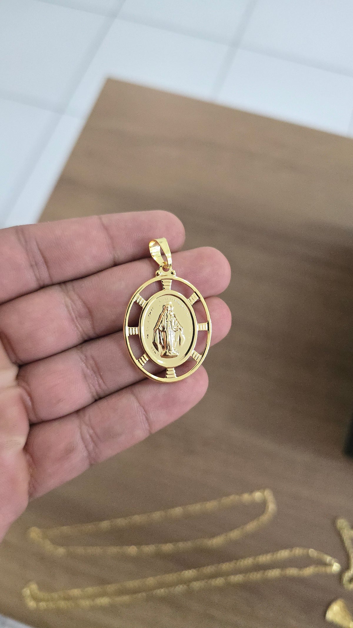 Pingente Nossa Senhora Oval Banhado a Ouro 18k