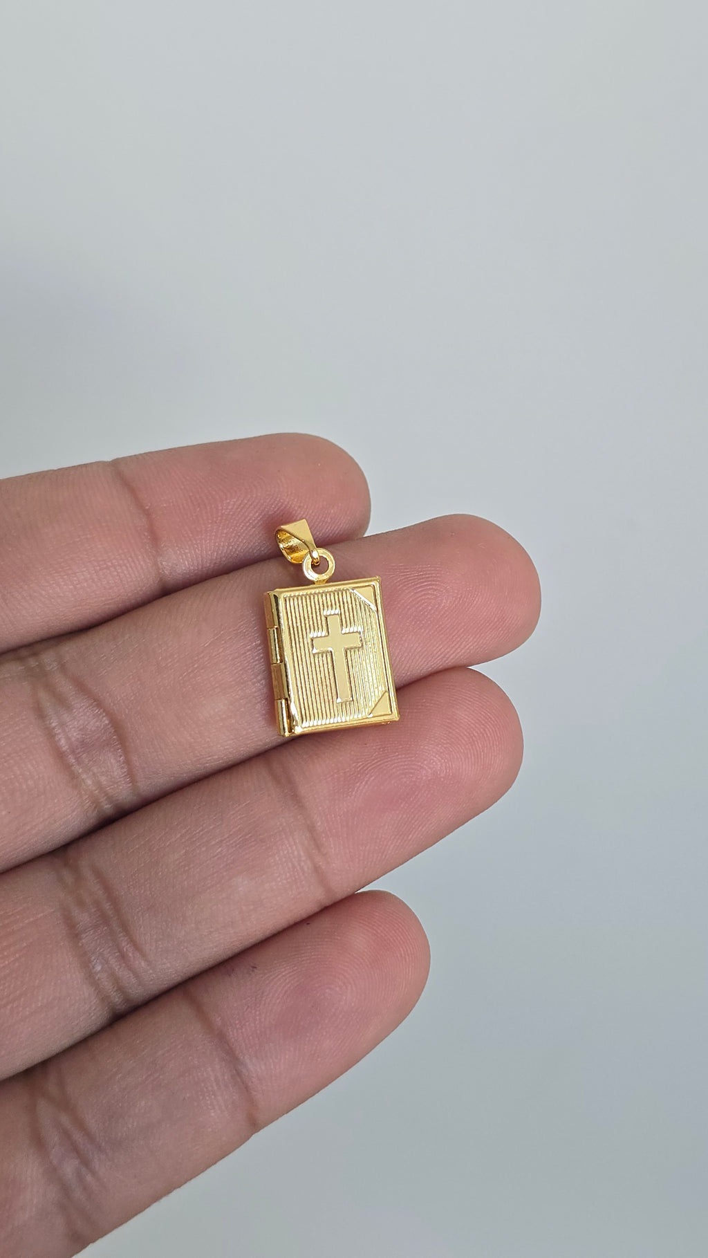 Pingente Relicario Biblia Banhado a Ouro 18k Porta Fotos
