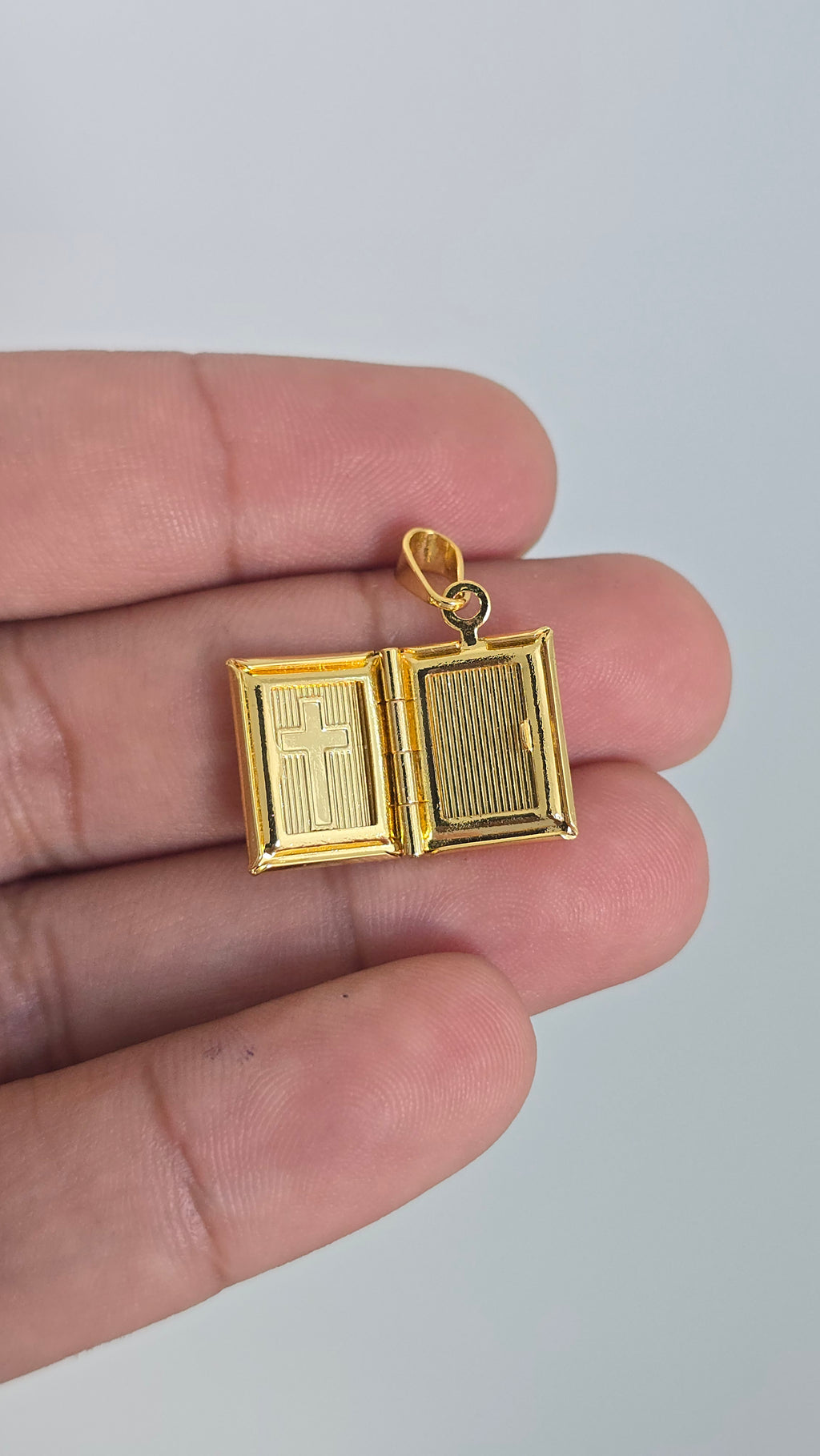 Pingente Relicario Biblia Banhado a Ouro 18k Porta Fotos