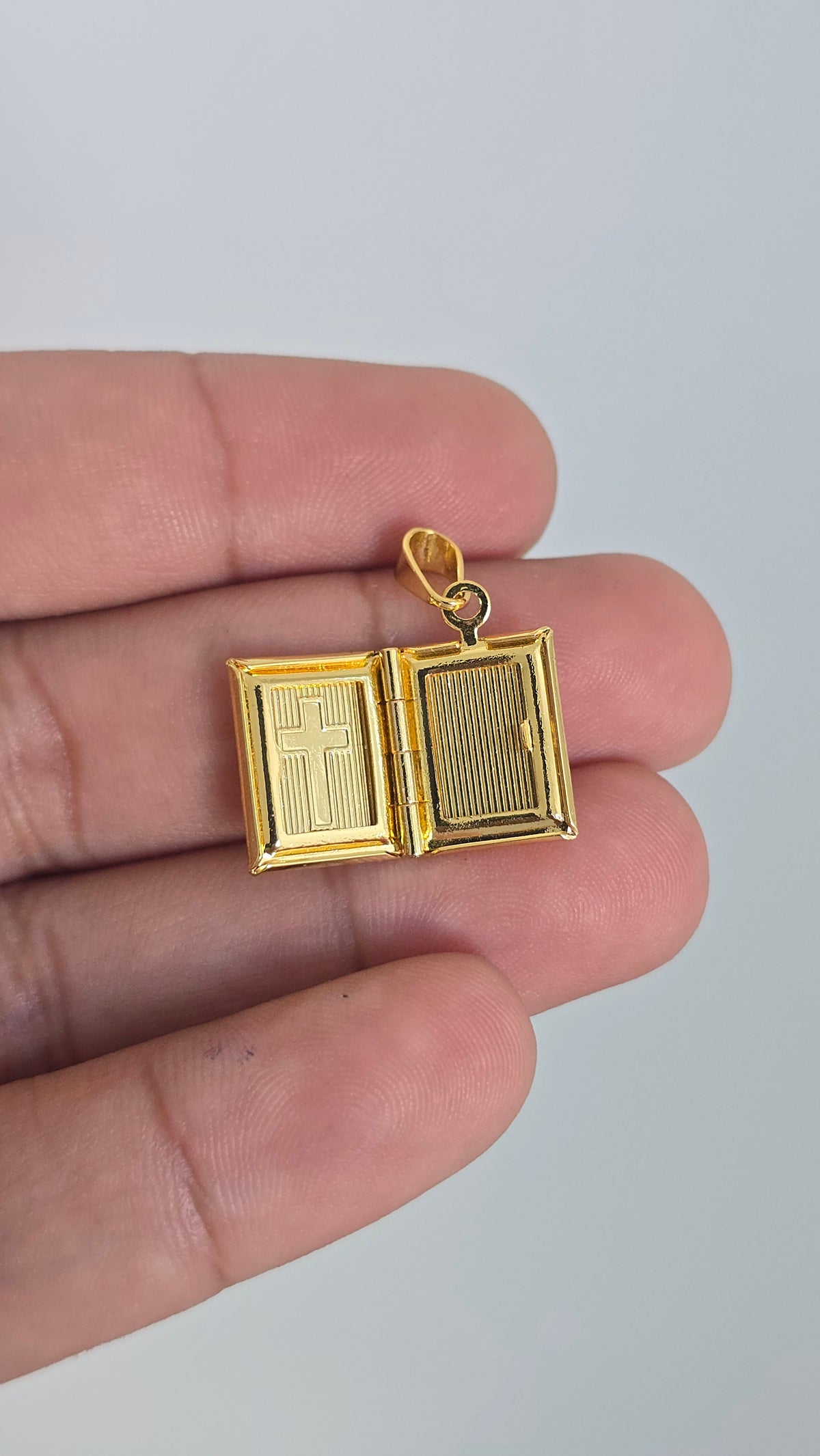 Pingente Relicario Biblia Banhado a Ouro 18k Porta Fotos